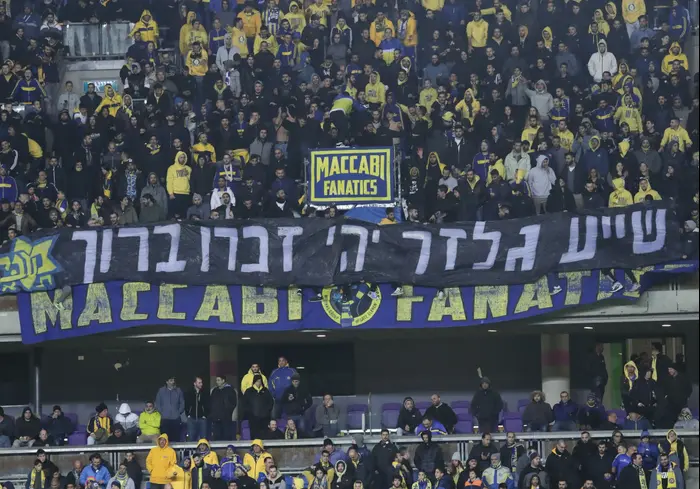 אוהדי מכבי תל אביב עם שלט לזכרו של שייע גלזר ז"ל (דני מרון)