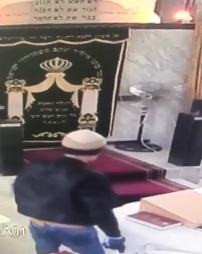 פרץ לבתי כנסת באשקלון והתחבא בשירותים (דוברות משטרת ישראל) פרץ לבתי כנסת באשקלון והתחבא בשירותים (דוברות משטרת ישראל)