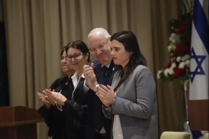 רובי ריבלין, איילת שקד ואסתר חיות בבית הנשיא, 8 בינואר, 2019 (אתר רשמי , אוליבייה פיטוסי, חדשות "הארץ") רובי ריבלין, איילת שקד ואסתר חיות בבית הנשיא, 8 בינואר, 2019 (אתר רשמי , אוליבייה פיטוסי, חדשות "הארץ")