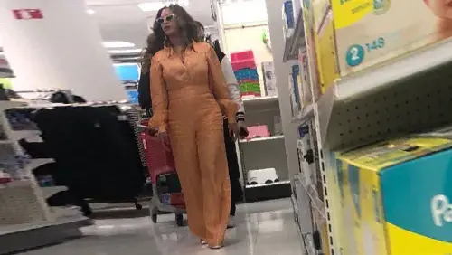 ביונסה בסופרמרקט (צילום מסך , טוויטר, BEYONCÉ LEGION) ביונסה בסופרמרקט (צילום מסך , טוויטר, BEYONCÉ LEGION)