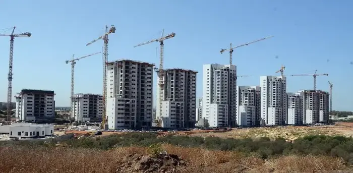 בנייה בראש העין (גלובס , צילום: איל יצהר)