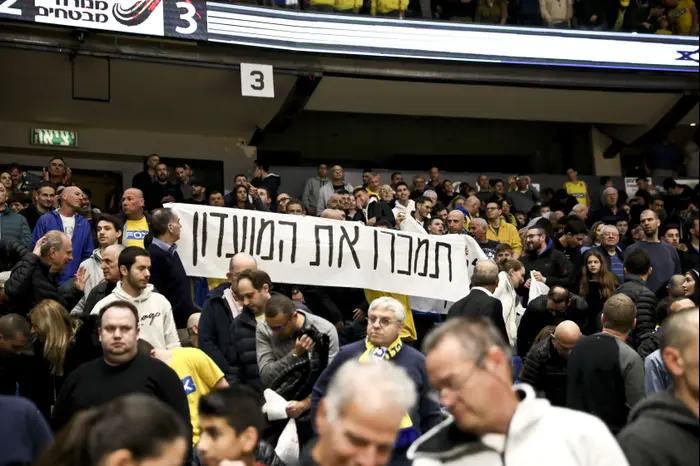 מחאת אוהדי מכבי תל אביב (מגד גוזני) מחאת אוהדי מכבי תל אביב (מגד גוזני)