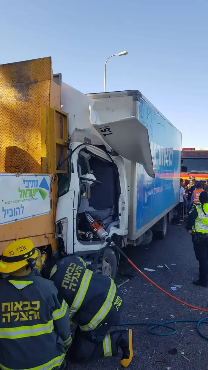 ת.ד בין שתי משאיות בכביש 40 סמוך לצומת קוממיות. 2 פצועים לכודים במצב קשה כבני 30. (כבאות והצלה , דוברות כבאות והצלה מחוז דרום) ת.ד בין שתי משאיות בכביש 40 סמוך לצומת קוממיות. 2 פצועים לכודים במצב קשה כבני 30. (כבאות והצלה , דוברות כבאות והצלה מחוז דרום)