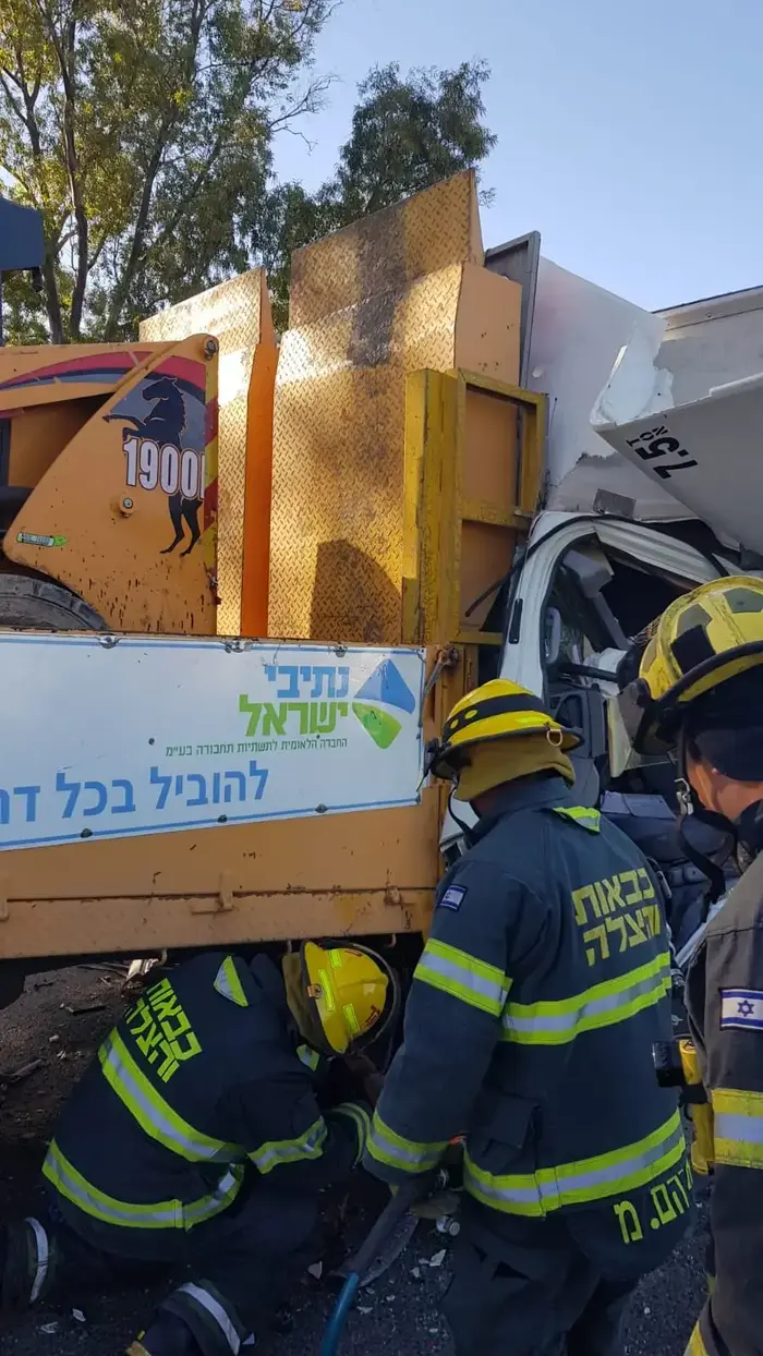 ת.ד בין שתי משאיות בכביש 40 סמוך לצומת קוממיות. 2 פצועים לכודים במצב קשה כבני 30. (כבאות והצלה , דוברות כבאות והצלה מחוז דרום) ת.ד בין שתי משאיות בכביש 40 סמוך לצומת קוממיות. 2 פצועים לכודים במצב קשה כבני 30. (כבאות והצלה , דוברות כבאות והצלה מחוז דרום)