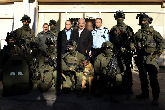 ראש הממשלה ושר הביטחון בנימין נתניהו והשר לביטחון פנים גלעד ארדן ביקרו הבוקר בבסיס הימ״מ כדי לשבח את הלוחמים על הפעולות האחרונות, 10 בינואר 2018 (לשכת העיתונות הממשלתית , קובי גדעון) ראש הממשלה ושר הביטחון בנימין נתניהו והשר לביטחון פנים גלעד ארדן ביקרו הבוקר בבסיס הימ״מ כדי לשבח את הלוחמים על הפעולות האחרונות, 10 בינואר 2018 (לשכת העיתונות הממשלתית , קובי גדעון)