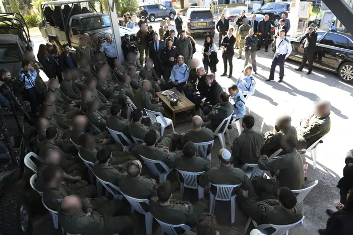 ראש הממשלה ושר הביטחון בנימין נתניהו והשר לביטחון פנים גלעד ארדן ביקרו הבוקר בבסיס הימ״מ כדי לשבח את הלוחמים על הפעולות האחרונות, 10 בינואר 2018 (לשכת העיתונות הממשלתית , קובי גדעון) ראש הממשלה ושר הביטחון בנימין נתניהו והשר לביטחון פנים גלעד ארדן ביקרו הבוקר בבסיס הימ״מ כדי לשבח את הלוחמים על הפעולות האחרונות, 10 בינואר 2018 (לשכת העיתונות הממשלתית , קובי גדעון)