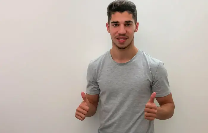 מנור סולומון אחרי שחתם בשורות שחטאר דונייצק (אתר רשמי) מנור סולומון אחרי שחתם בשורות שחטאר דונייצק (אתר רשמי)