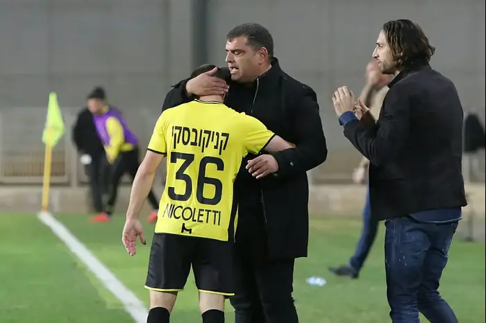 שי ברדה עוזר מאמן מכבי נתניה עם גבי קניקובסקי (לילך וייס)
