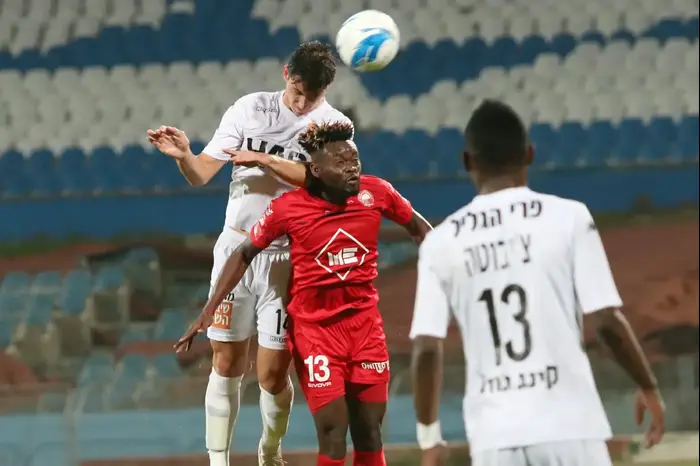 שחקן בני יהודה דניאל פלשר עם שחקן הפועל רעננה יוג'ין אנסה (לילך וייס) שחקן בני יהודה דניאל פלשר עם שחקן הפועל רעננה יוג'ין אנסה (לילך וייס)