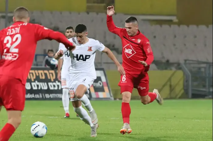 שחקן בני יהודה דולב חזיזה עם שחקן הפועל רעננה מירקו אורמוש (לילך וייס) שחקן בני יהודה דולב חזיזה עם שחקן הפועל רעננה מירקו אורמוש (לילך וייס)