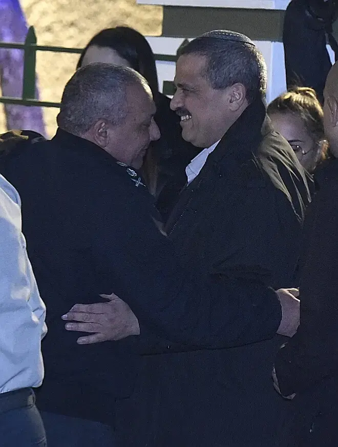 הרמטכ"ל היוצא גדי איזנקוט עם המפכ"ל לשעבר רוני אלשיך בערב פרידה בבסיס הקריה, 13 בינואר 2019 (ראובן קסטרו) הרמטכ"ל היוצא גדי איזנקוט עם המפכ"ל לשעבר רוני אלשיך בערב פרידה בבסיס הקריה, 13 בינואר 2019 (ראובן קסטרו)