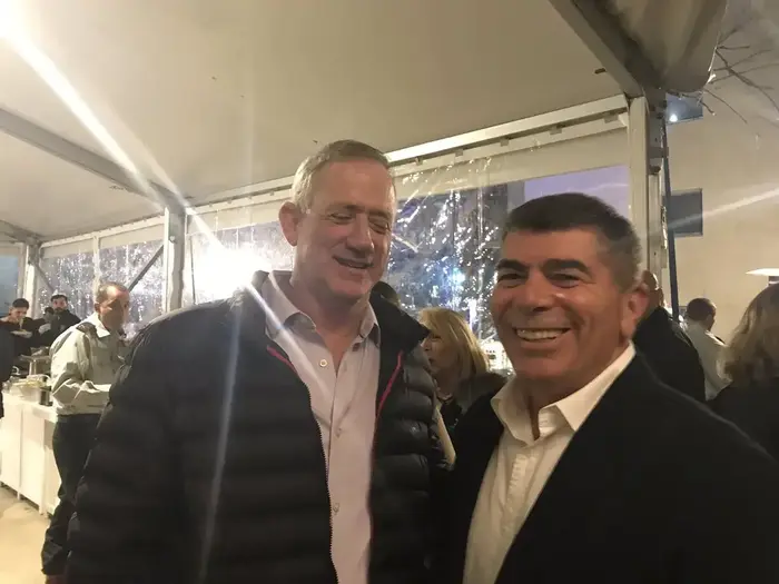 הרמטכ"לים לשעבר בני גנץ וגבי אשכנזי בטקס הפרידה מהרמטכ"ל גדי איזנקוט בקריה בתל אביב (אתר רשמי , חשבון הטוויטר של אבי בניהו) הרמטכ"לים לשעבר בני גנץ וגבי אשכנזי בטקס הפרידה מהרמטכ"ל גדי איזנקוט בקריה בתל אביב (אתר רשמי , חשבון הטוויטר של אבי בניהו)