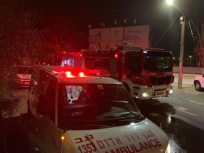 שריפה באופקים 14 בינואר 2019 (מד"א , לינוי ויצמן תיעוד מבצעי מד"א) שריפה באופקים 14 בינואר 2019 (מד"א , לינוי ויצמן תיעוד מבצעי מד"א)
