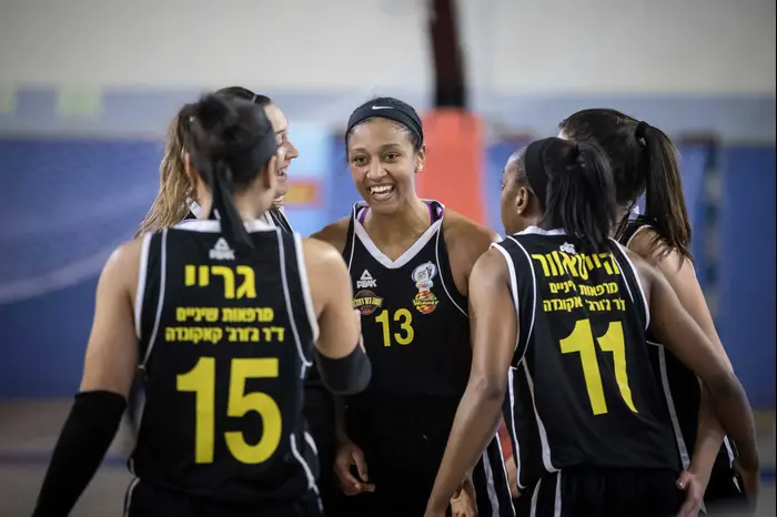 שחקניות אליצור רמלה (אתר רשמי , ספי מגריזו, באדיבות מנהלת ליגת העל לנשים בכדורסל) שחקניות אליצור רמלה (אתר רשמי , ספי מגריזו, באדיבות מנהלת ליגת העל לנשים בכדורסל)