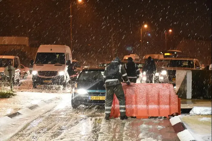 שוטרים מכווינים את התנועה בעקבות השלג בגוש עציון, 16 בינואר 2019 (דוברות משטרת ישראל) שוטרים מכווינים את התנועה בעקבות השלג בגוש עציון, 16 בינואר 2019 (דוברות משטרת ישראל)