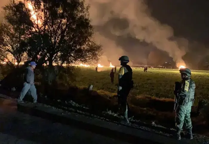 אנשי צבא ליד האש בזירת פיצוץ צינור גז של חברת פטרולאוס במקסיקו ב-19 בינואר 2019 (רויטרס) אנשי צבא ליד האש בזירת פיצוץ צינור גז של חברת פטרולאוס במקסיקו ב-19 בינואר 2019 (רויטרס)