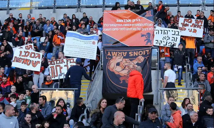 אוהדי בני יהודה מוחים נגד ברק אברמוב (קובי אליהו) אוהדי בני יהודה מוחים נגד ברק אברמוב (קובי אליהו)