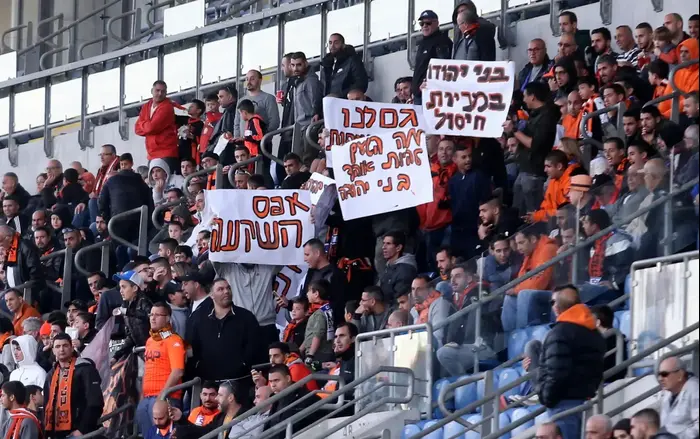 אוהדי בני יהודה מוחים נגד ברק אברמוב (קובי אליהו)