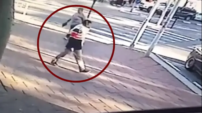 תיעוד אחרון לפני הירי
בת ים: יהודה ביאדגה, שנורה למוות ע"י שוטר
תועד כשהוא צועד ואוחז סכין בידו הימנית (אתר רשמי) תיעוד אחרון לפני הירי
בת ים: יהודה ביאדגה, שנורה למוות ע"י שוטר
תועד כשהוא צועד ואוחז סכין בידו הימנית (אתר רשמי)