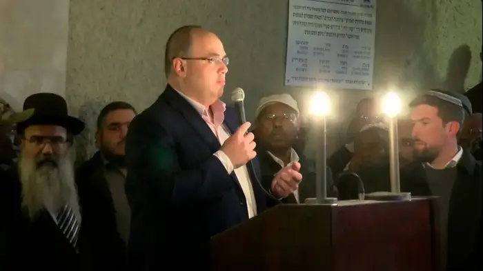 צביקה ברוט, ראש עיריית בת ים בהלווית יהודה ביאדגה שנורה למוות בבת ים בסוף השבוע, 20 בינואר 2019 (צילום מסך) צביקה ברוט, ראש עיריית בת ים בהלווית יהודה ביאדגה שנורה למוות בבת ים בסוף השבוע, 20 בינואר 2019 (צילום מסך)