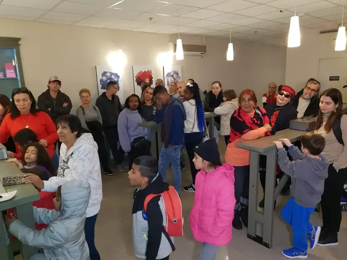 מטיילים מהדרום בקיבוץ עין זיוון בבוקר שאחרי תקיפת ישראל בסוריה, 21 בינואר 2019 (שלומי גבאי) מטיילים מהדרום בקיבוץ עין זיוון בבוקר שאחרי תקיפת ישראל בסוריה, 21 בינואר 2019 (שלומי גבאי)