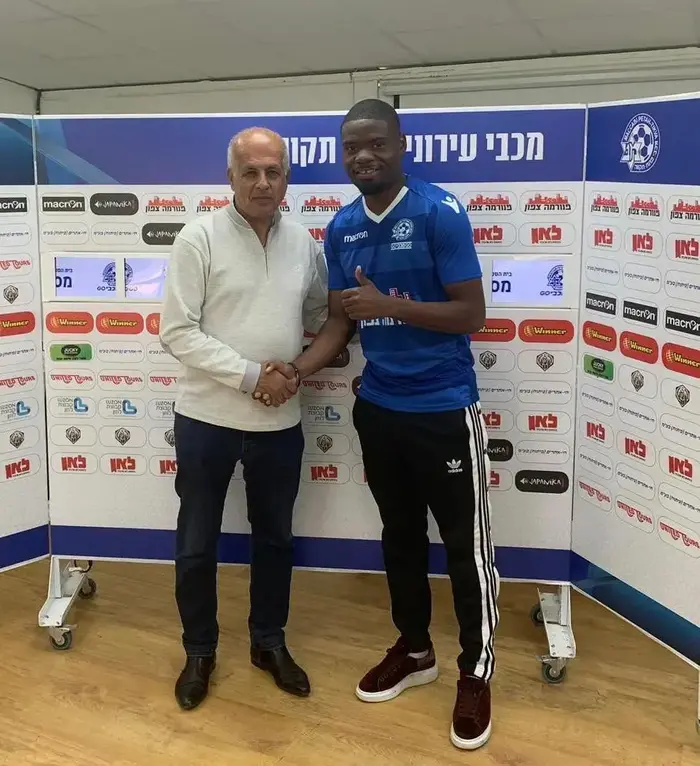 פרנק במבוק שחקן מכבי פתח תקוה עם אבי לוזון (אתר רשמי , מכבי פתח תקוה) פרנק במבוק שחקן מכבי פתח תקוה עם אבי לוזון (אתר רשמי , מכבי פתח תקוה)