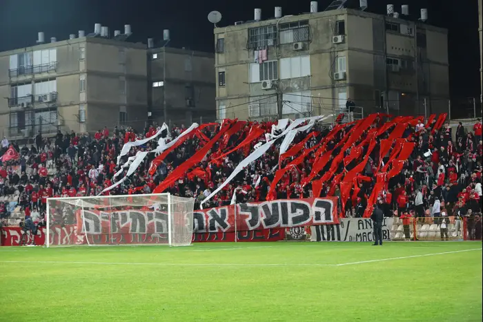 אוהדי הפועל תל אביב (לירון מולדובן ) אוהדי הפועל תל אביב (לירון מולדובן )