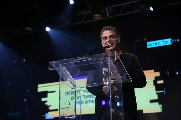 אתגר קרת זוכה בפרס ספיר לספרות לשנת 2018 (דרור עינב) אתגר קרת זוכה בפרס ספיר לספרות לשנת 2018 (דרור עינב)