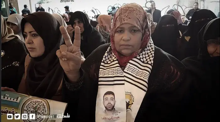 הפגנת מחאה מול הצלב האדום בעזה במחאה על האירועים עם האסירים בכלא עופר, 22 בינואר 2019 (צילום מסך) הפגנת מחאה מול הצלב האדום בעזה במחאה על האירועים עם האסירים בכלא עופר, 22 בינואר 2019 (צילום מסך)