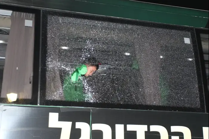 חלון מנופץ אוטובוס מכבי חיפה (אדריאן הרבשטיין) חלון מנופץ אוטובוס מכבי חיפה (אדריאן הרבשטיין)