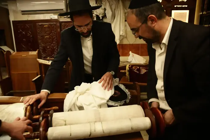 תמונות מתוך בית הכנסת "שיח ישראל" בקריית יובל בירושלים, שהושחת וחולל בידי אלמונים, 29 בינואר 2019 (TPS , אסתי דזיובוב/TPS) תמונות מתוך בית הכנסת "שיח ישראל" בקריית יובל בירושלים, שהושחת וחולל בידי אלמונים, 29 בינואר 2019 (TPS , אסתי דזיובוב/TPS)