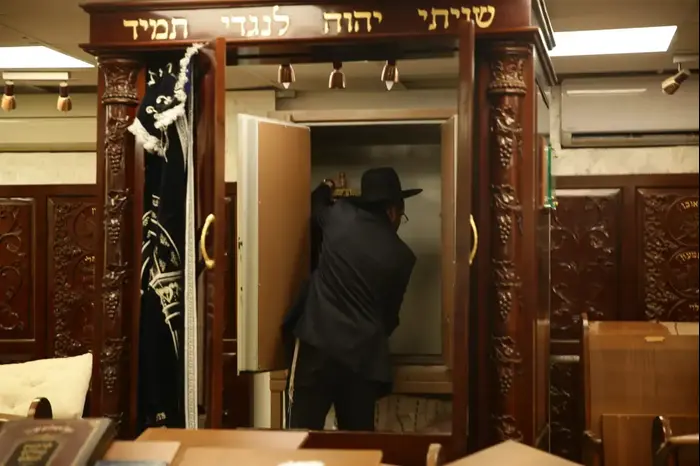 תמונות מתוך בית הכנסת "שיח ישראל" בקריית יובל בירושלים, שהושחת וחולל בידי אלמונים, 29 בינואר 2019 (TPS , אסתי דזיובוב/TPS) תמונות מתוך בית הכנסת "שיח ישראל" בקריית יובל בירושלים, שהושחת וחולל בידי אלמונים, 29 בינואר 2019 (TPS , אסתי דזיובוב/TPS)
