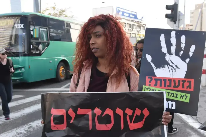 הפגנת מחאה של בני העדה האתיופית על הריגתו של יהודה ביאדגה, צומת עזריאלי ת"א, 30 בינואר 2019 (ראובן קסטרו) הפגנת מחאה של בני העדה האתיופית על הריגתו של יהודה ביאדגה, צומת עזריאלי ת"א, 30 בינואר 2019 (ראובן קסטרו)