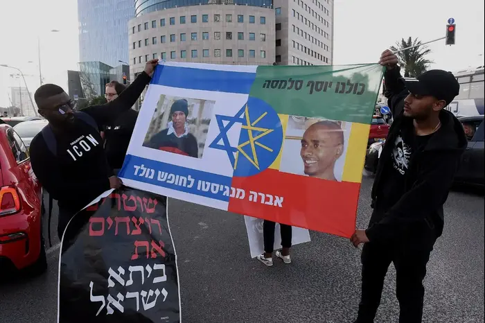 הפגנת מחאה של בני העדה האתיופית על הריגתו של יהודה ביאדגה, צומת עזריאלי ת"א, 30 בינואר 2019 (ראובן קסטרו) הפגנת מחאה של בני העדה האתיופית על הריגתו של יהודה ביאדגה, צומת עזריאלי ת"א, 30 בינואר 2019 (ראובן קסטרו)