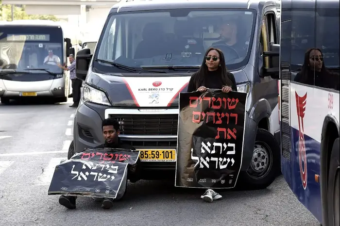 הפגנת מחאה של בני העדה האתיופית על הריגתו של יהודה ביאדגה, צומת עזריאלי ת"א, 30 בינואר 2019 (ראובן קסטרו) הפגנת מחאה של בני העדה האתיופית על הריגתו של יהודה ביאדגה, צומת עזריאלי ת"א, 30 בינואר 2019 (ראובן קסטרו)