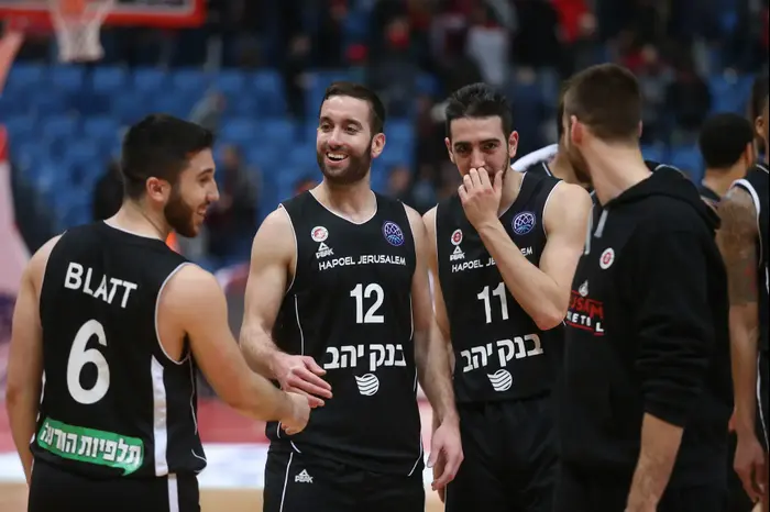 יוגב אוחיון שחקן הפועל ירושלים עם תמיר בלאט, בר טימור (קובי אליהו)