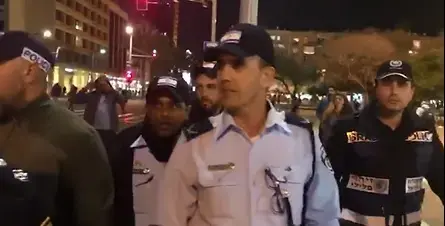 שוטר יוצא אתיופיה הותקף בצעקות במהלך המחאה בתל אביב, 30 בינואר 2019 (צילום מסך) שוטר יוצא אתיופיה הותקף בצעקות במהלך המחאה בתל אביב, 30 בינואר 2019 (צילום מסך)