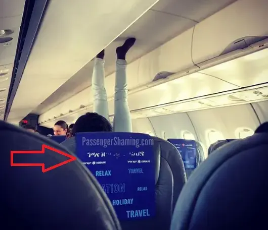 נוסעת עומדת עמידת ידיים בטיסת ישראייר (צילום מסך , צילום מסך אינסטגרם passenger shaming) נוסעת עומדת עמידת ידיים בטיסת ישראייר (צילום מסך , צילום מסך אינסטגרם passenger shaming)