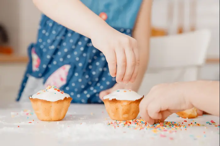 ילדים חוגגים יום הולדת ומכינים קאפקייק (ShutterStock)