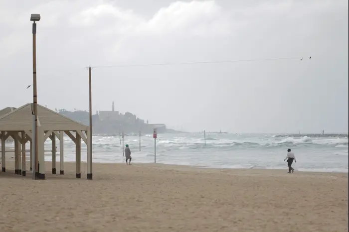 מזג אויר חורפי בחוף הים של תל אביב, 7 בפברואר 2019 (אבי כהן) מזג אויר חורפי בחוף הים של תל אביב, 7 בפברואר 2019 (אבי כהן)
