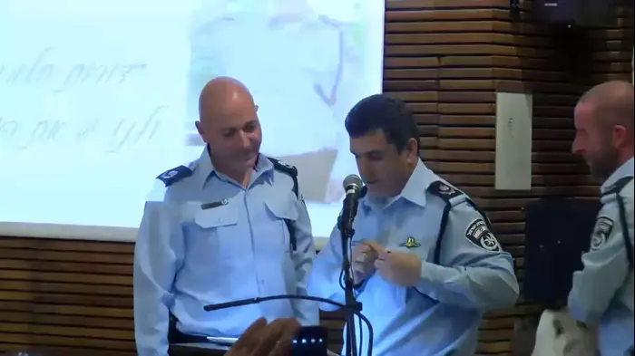 מפקד מחוז ירושלים היוצא, ניצב יורם הלוי בטקס החלפת מפקד מחוז ירושלים עם המפקד הנכנס, ניצב דורון ידיד ב"אתר כתלינו" שבמתחם מנהרות הכותל (רוני כנפו) מפקד מחוז ירושלים היוצא, ניצב יורם הלוי בטקס החלפת מפקד מחוז ירושלים עם המפקד הנכנס, ניצב דורון ידיד ב"אתר כתלינו" שבמתחם מנהרות הכותל (רוני כנפו)
