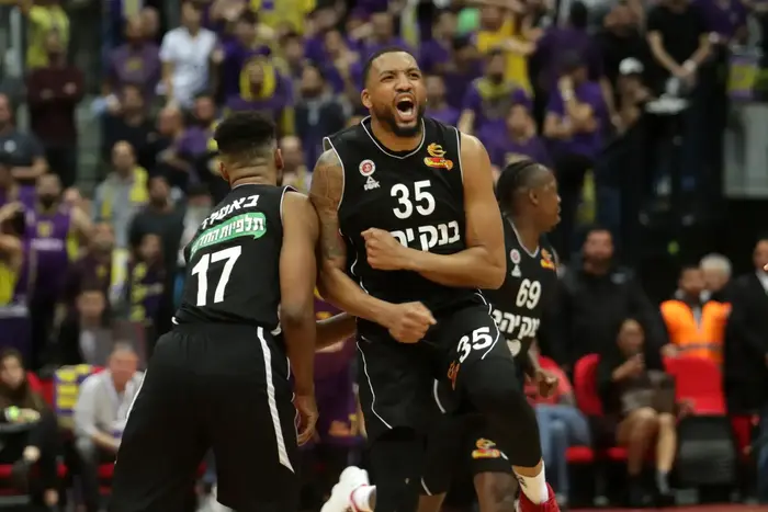 שחקן הפועל ירושלים טיישון תומאס עם דשון באטלר (יוסי ציפקיס) שחקן הפועל ירושלים טיישון תומאס עם דשון באטלר (יוסי ציפקיס)