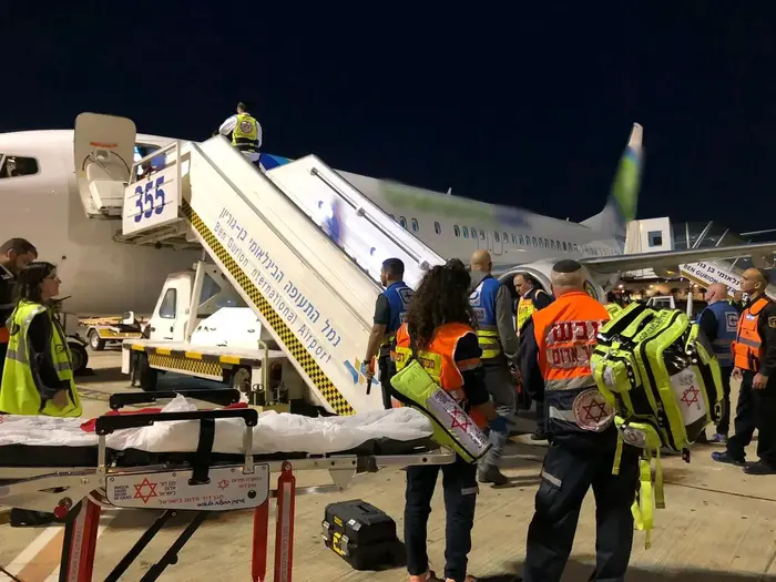 נחיתת מטוס שנפגע מכיסי אויר בנתב"ג 13 בפברואר 2019 (מד"א) נחיתת מטוס שנפגע מכיסי אויר בנתב"ג 13 בפברואר 2019 (מד"א)
