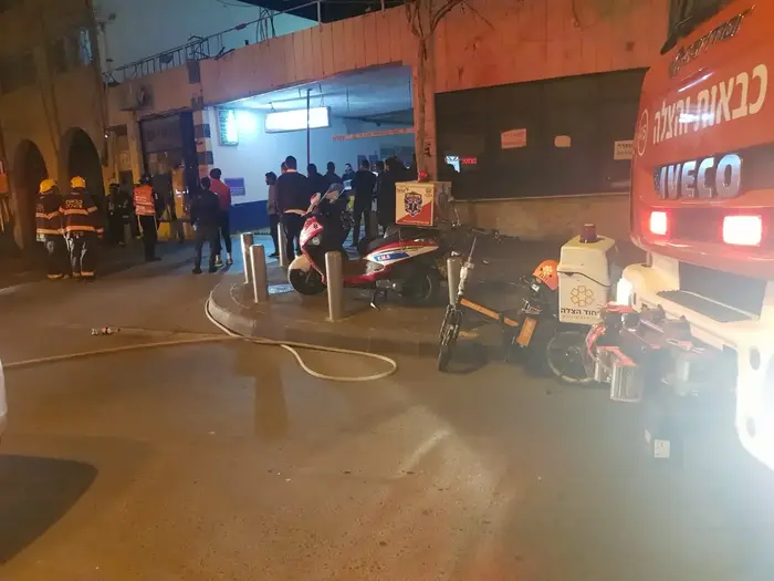 השריפה ברחוב ינאי בירושלים (איחוד הצלה , מרדכי עובד איחוד הצלה) השריפה ברחוב ינאי בירושלים (איחוד הצלה , מרדכי עובד איחוד הצלה)