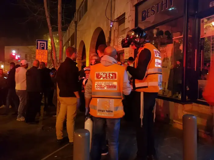 השריפה ברחוב ינאי בירושלים (איחוד הצלה , מרדכי עובד איחוד הצלה) השריפה ברחוב ינאי בירושלים (איחוד הצלה , מרדכי עובד איחוד הצלה)