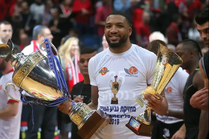 טיישון תומאס שחקן הפועל ירושלים עם גביע המדינה ותואר ה-MVP (קובי אליהו) טיישון תומאס שחקן הפועל ירושלים עם גביע המדינה ותואר ה-MVP (קובי אליהו)