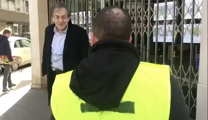 הפילוסוף היהודי אלן פינקרקראוט מותקף על ידי מפגין בפריז, צרפת, 16 בפברואר 2019 (אתר רשמי) הפילוסוף היהודי אלן פינקרקראוט מותקף על ידי מפגין בפריז, צרפת, 16 בפברואר 2019 (אתר רשמי)