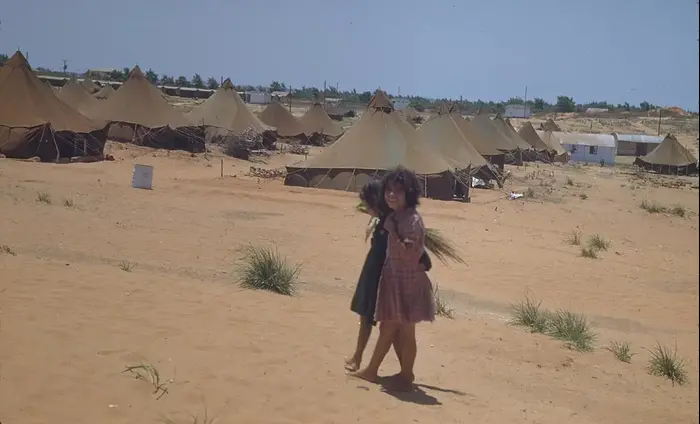 מאהל של עולים חדשים מתימן במחנה הקליטה "בית ליד". מתוך הסדרה "מעברות" של כאן 11 (יח"צ , סיימור קטקוף) מאהל של עולים חדשים מתימן במחנה הקליטה "בית ליד". מתוך הסדרה "מעברות" של כאן 11 (יח"צ , סיימור קטקוף)