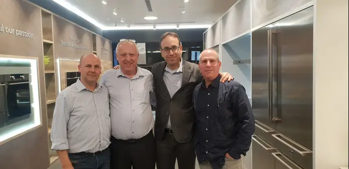 ארי שאלתיאל, אבי זק, גדעון ויגדור, רוני ברום (יח"צ , רונית מטיאס) ארי שאלתיאל, אבי זק, גדעון ויגדור, רוני ברום (יח"צ , רונית מטיאס)