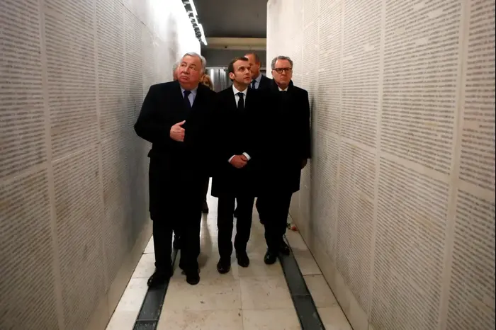 נשיא צרפת מקרון בסיור באנדרטת השואה בפריז, 19 בפברואר 2019 (רויטרס) נשיא צרפת מקרון בסיור באנדרטת השואה בפריז, 19 בפברואר 2019 (רויטרס)
